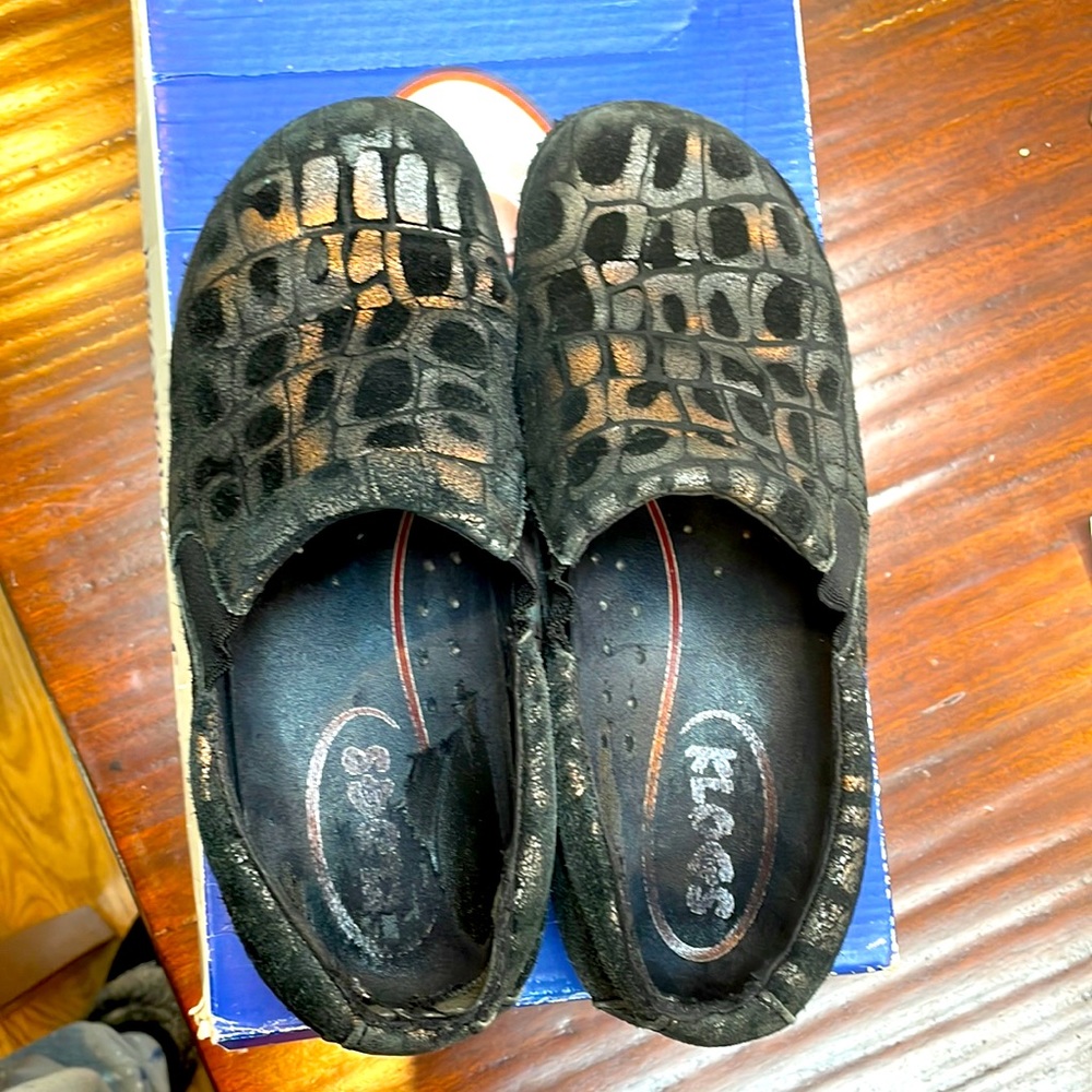 Klogs croc embossed Naples style. Size 7M